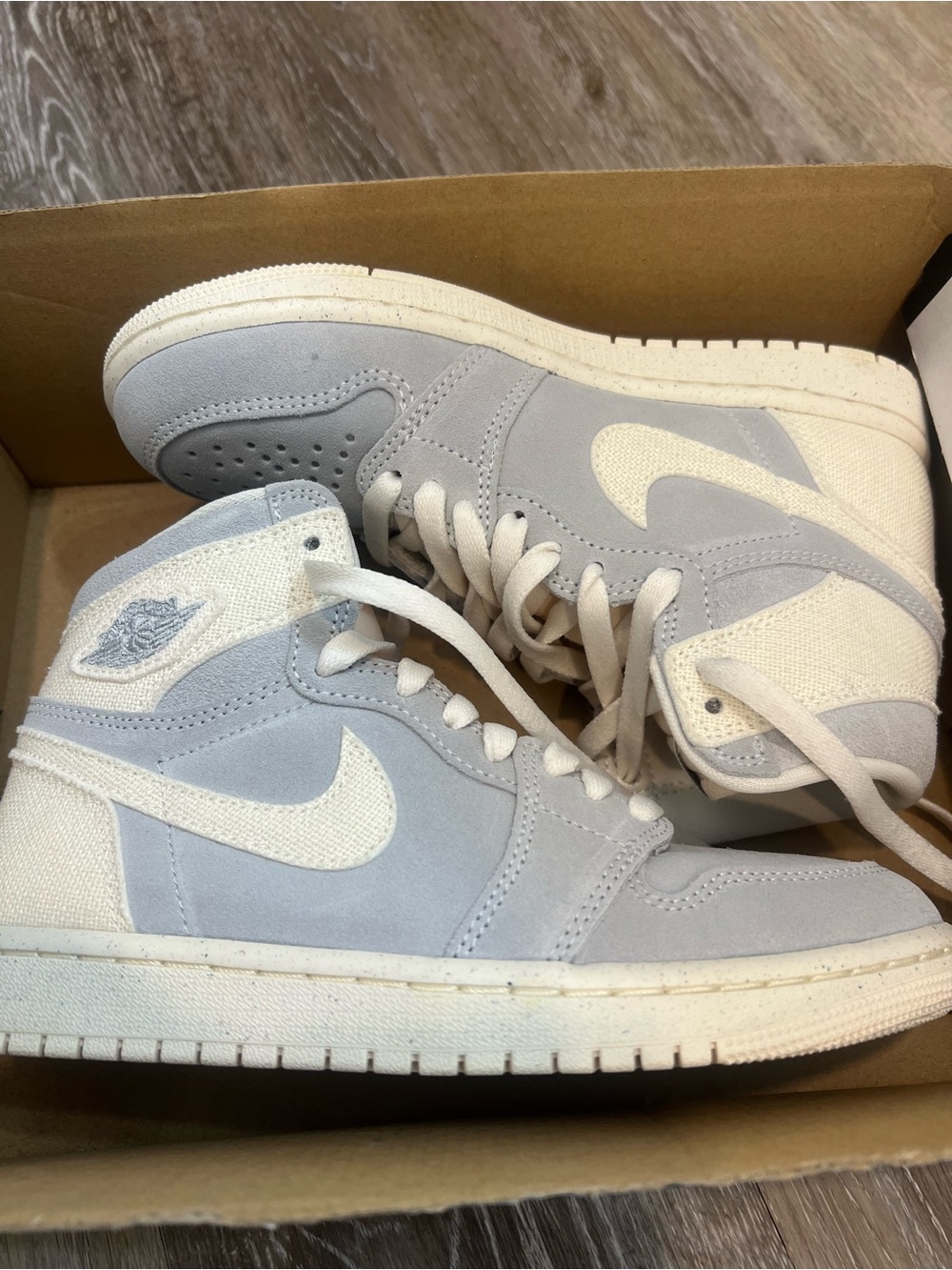 NWT NIKE Air Women’s High-Top Sneakers in Light blue and Cream canvas suede